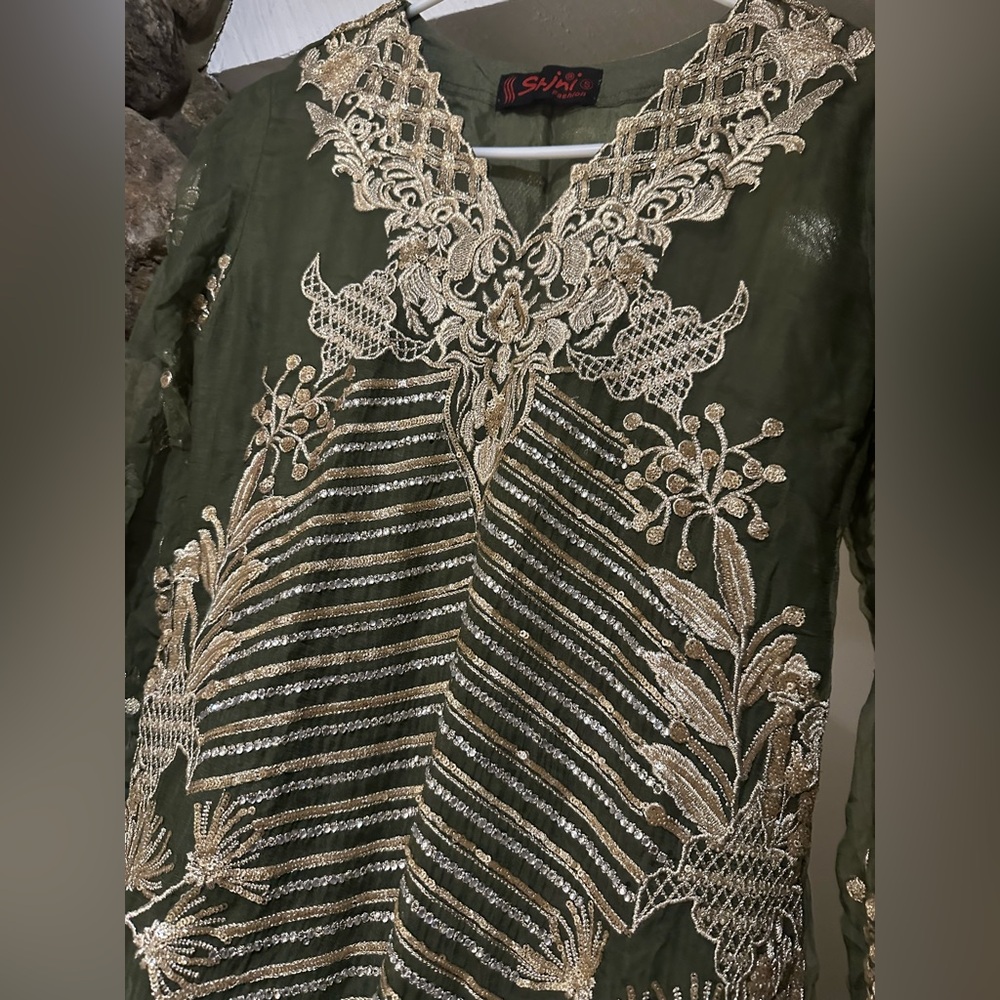 Pakistani formal 3 piece Green & Gold Embroidered Suit - Size S. - Picture 9 of 13